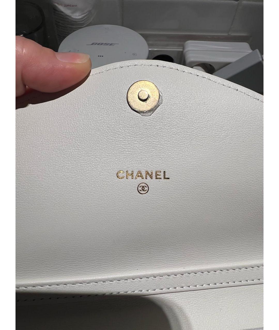 CHANEL Белая сумка через плечо из лакированной кожи, фото 7