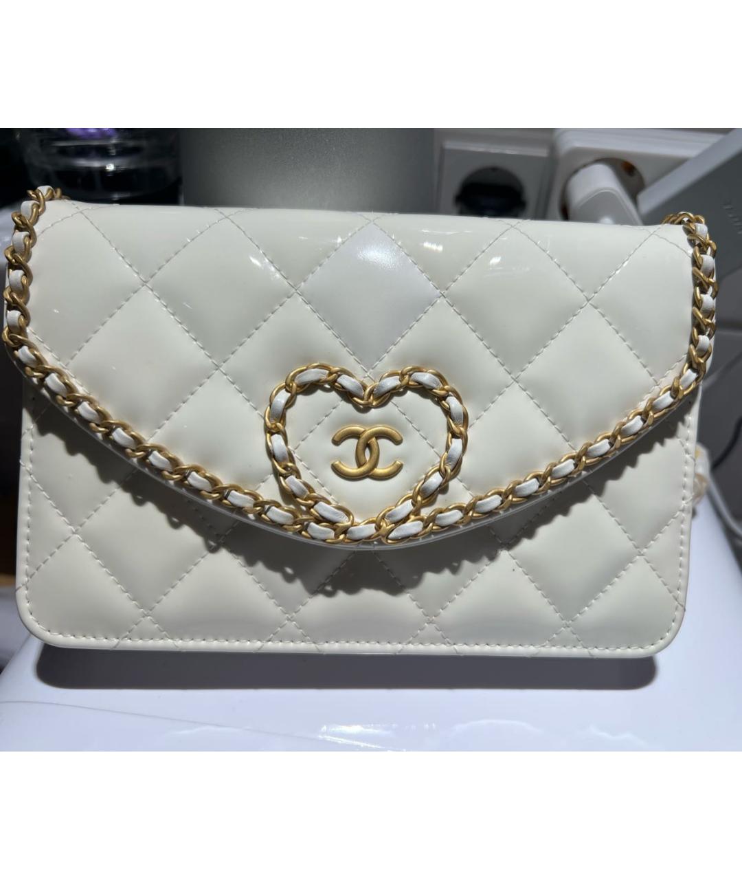 CHANEL Белая сумка через плечо из лакированной кожи, фото 5