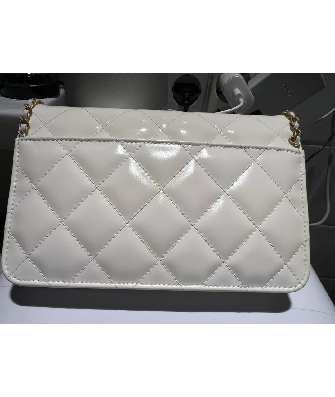 CHANEL Белая сумка через плечо из лакированной кожи, фото 4