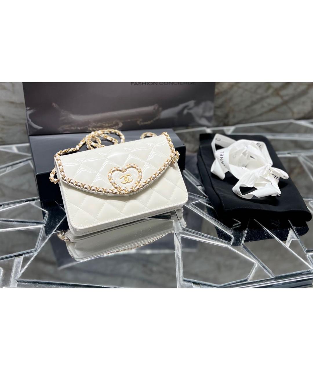 CHANEL Белая сумка через плечо из лакированной кожи, фото 2