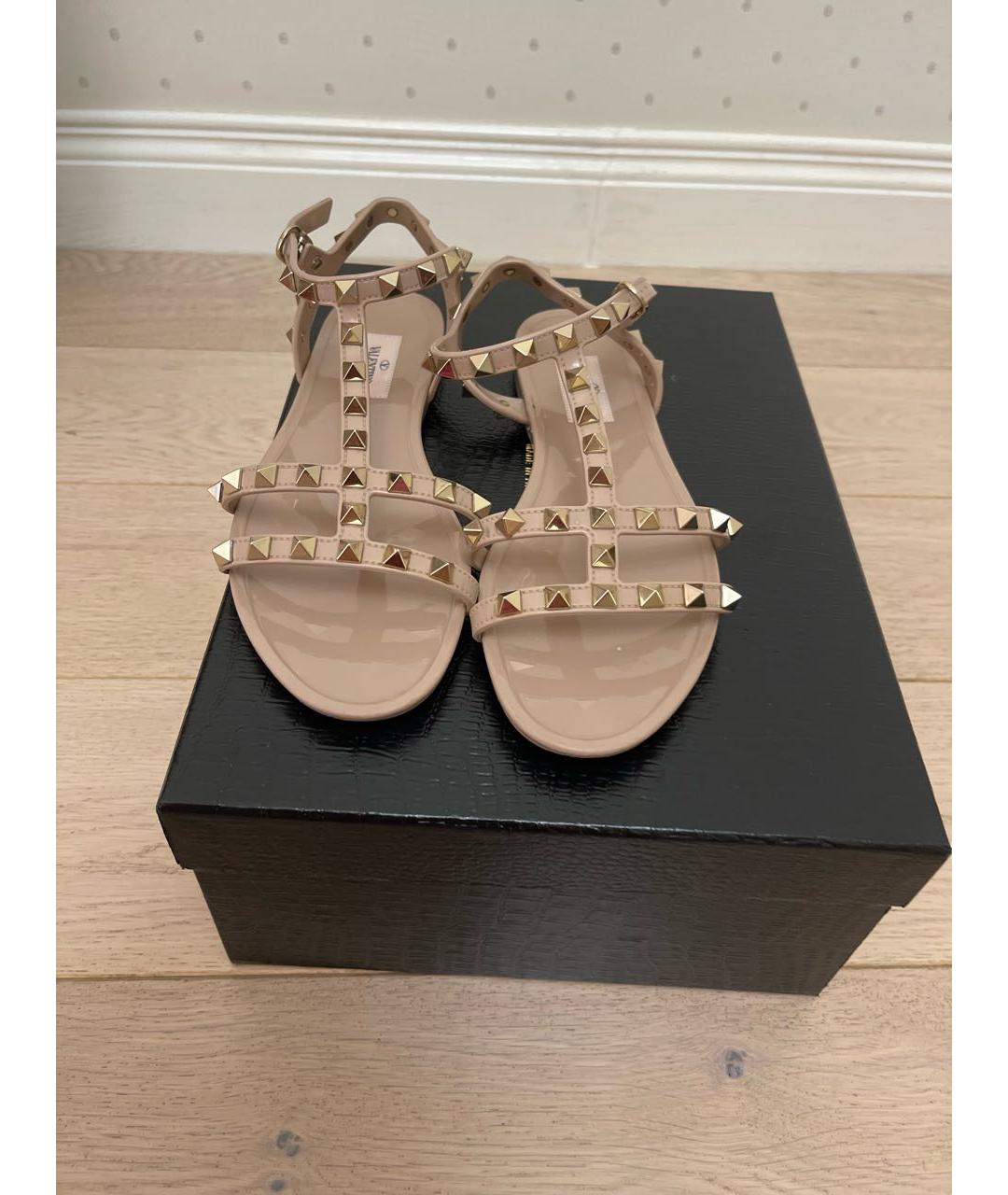 VALENTINO Бежевые резиновые босоножки, фото 2