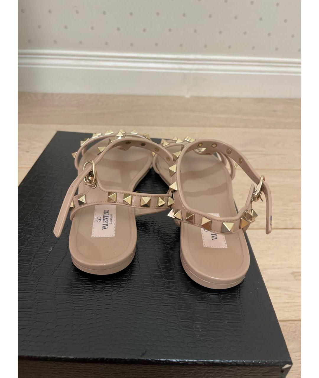 VALENTINO Бежевые резиновые босоножки, фото 4