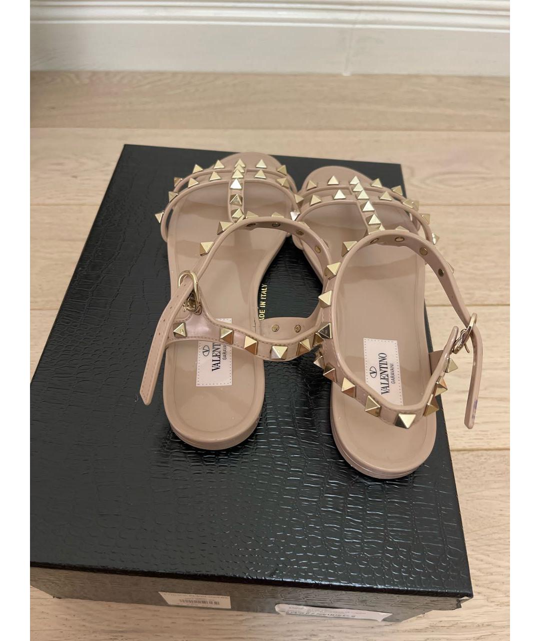 VALENTINO Бежевые резиновые босоножки, фото 3