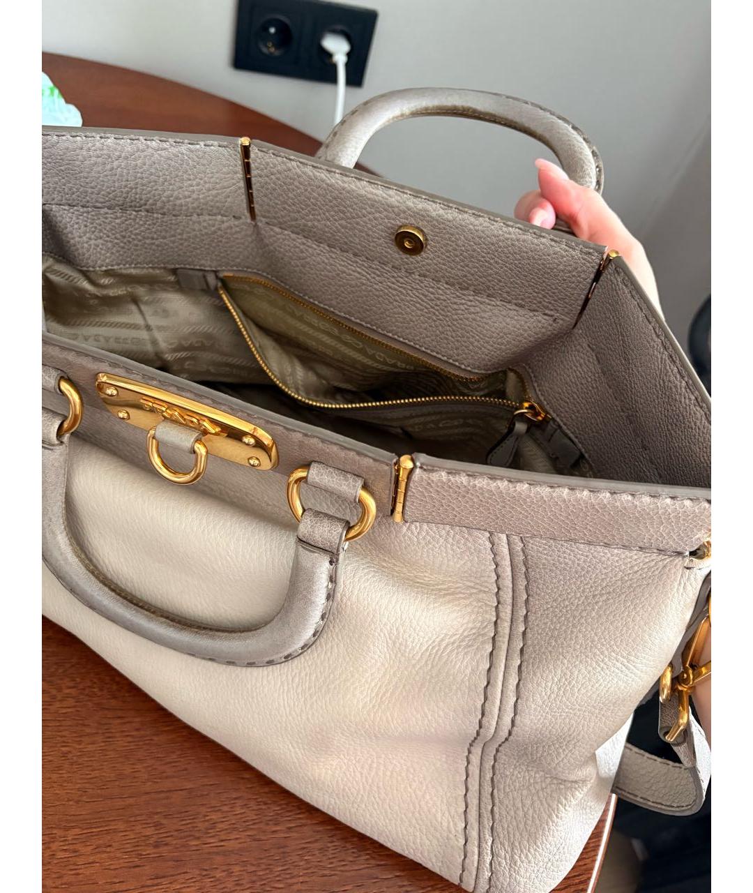 PRADA Серая кожаная сумка с короткими ручками, фото 4