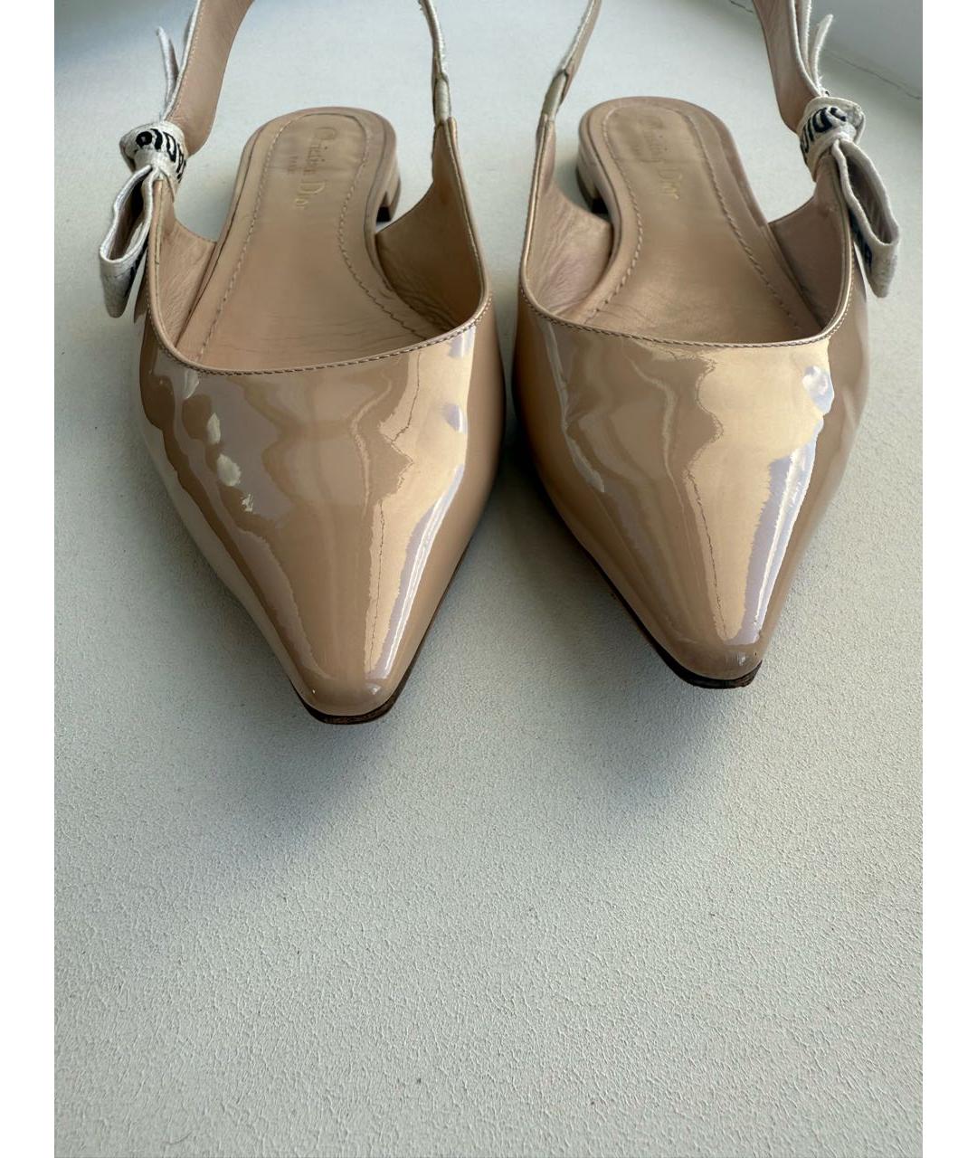 CHRISTIAN DIOR Бежевые балетки из лакированной кожи, фото 3
