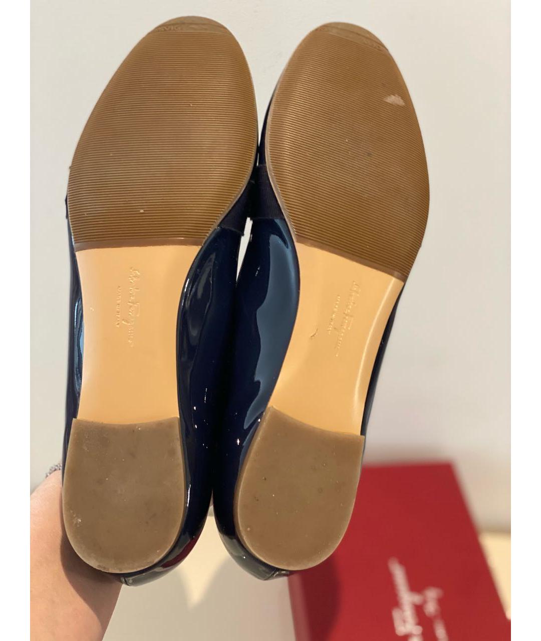 FERRAGAMO Темно-синие лоферы из лакированной кожи, фото 4