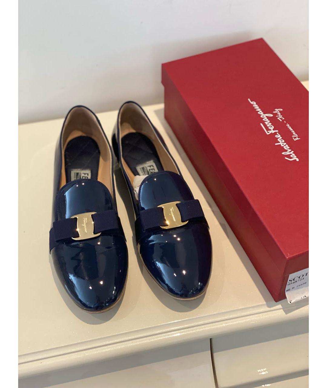 FERRAGAMO Темно-синие лоферы из лакированной кожи, фото 2