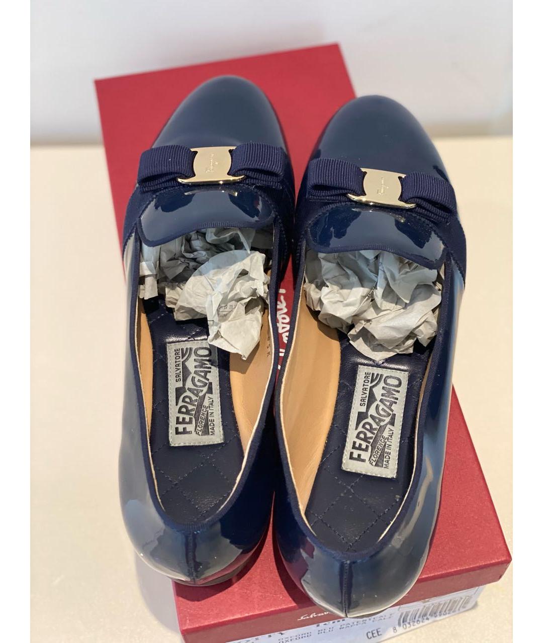 FERRAGAMO Темно-синие лоферы из лакированной кожи, фото 3