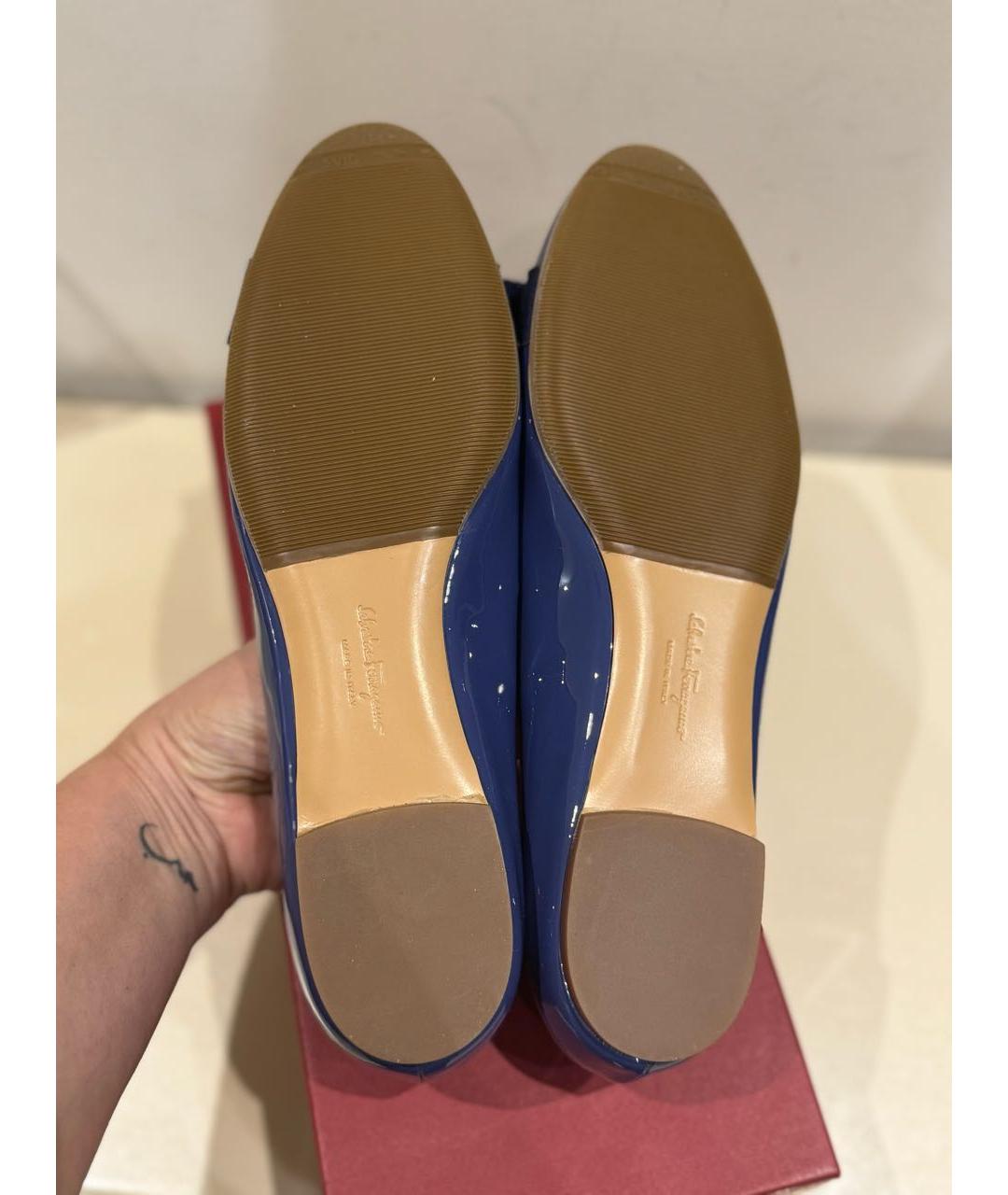 FERRAGAMO Синие балетки из лакированной кожи, фото 4