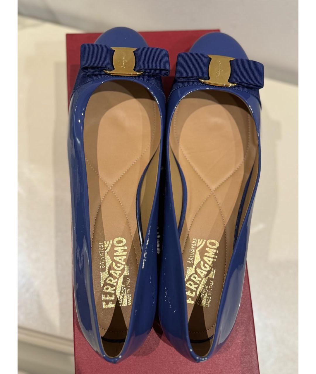 FERRAGAMO Синие балетки из лакированной кожи, фото 3