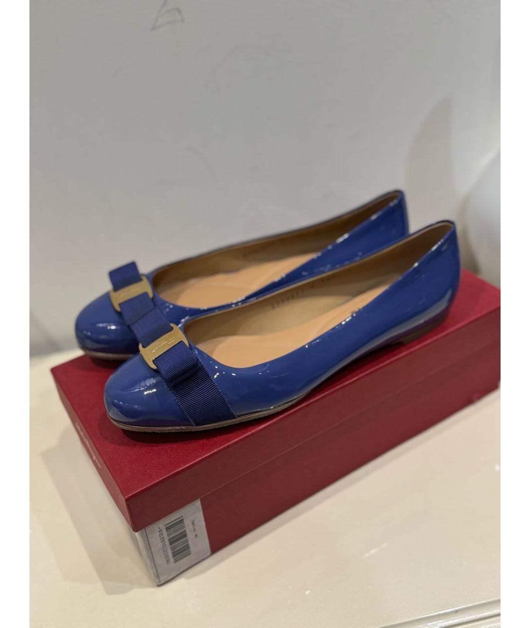 FERRAGAMO Синие балетки из лакированной кожи, фото 7