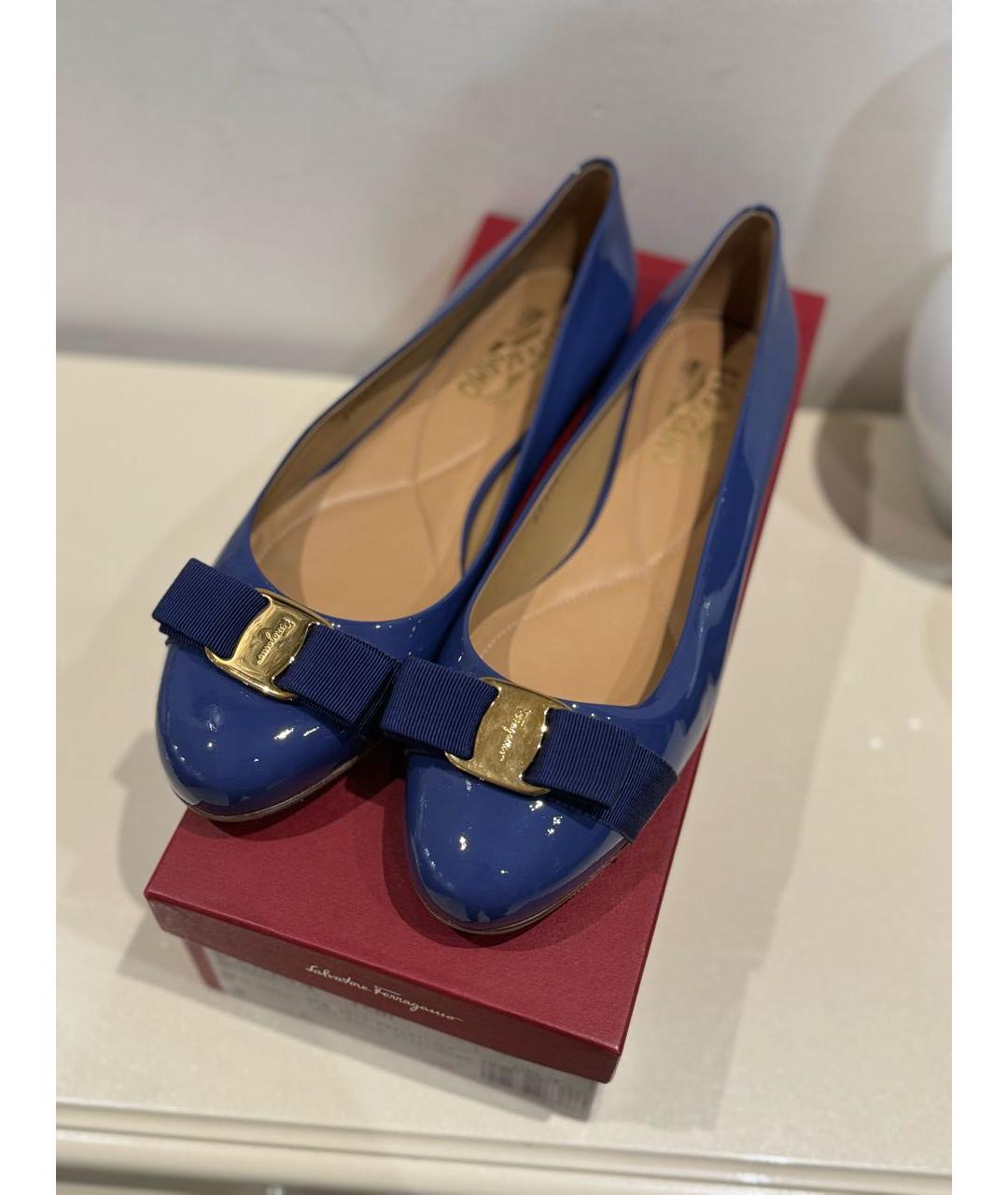 FERRAGAMO Синие балетки из лакированной кожи, фото 2