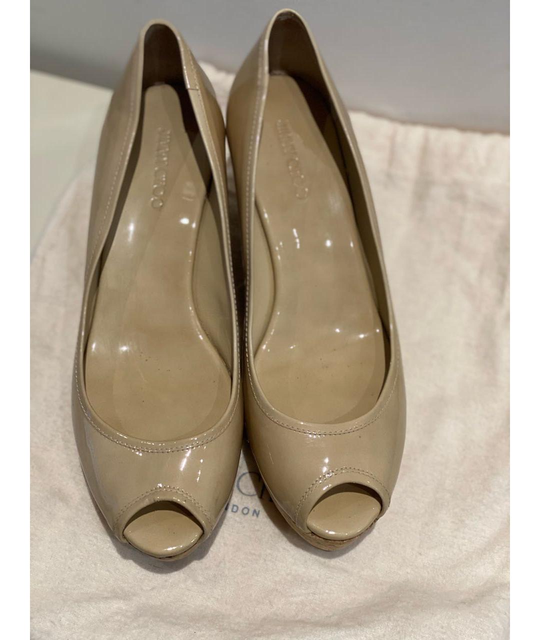 JIMMY CHOO Бежевые туфли из лакированной кожи, фото 2