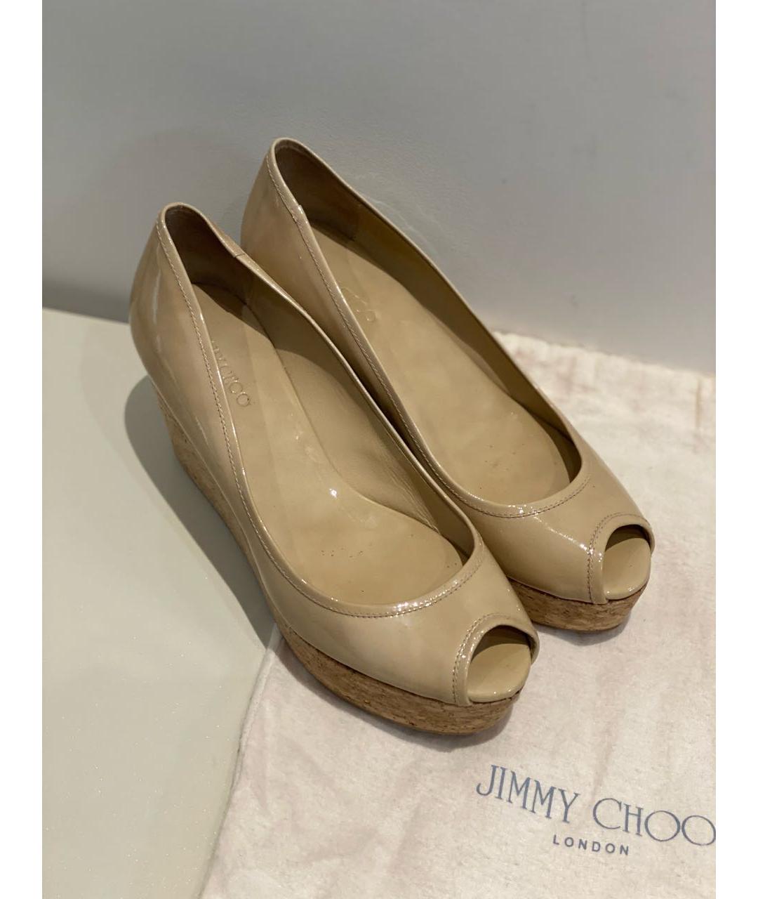 JIMMY CHOO Бежевые туфли из лакированной кожи, фото 5