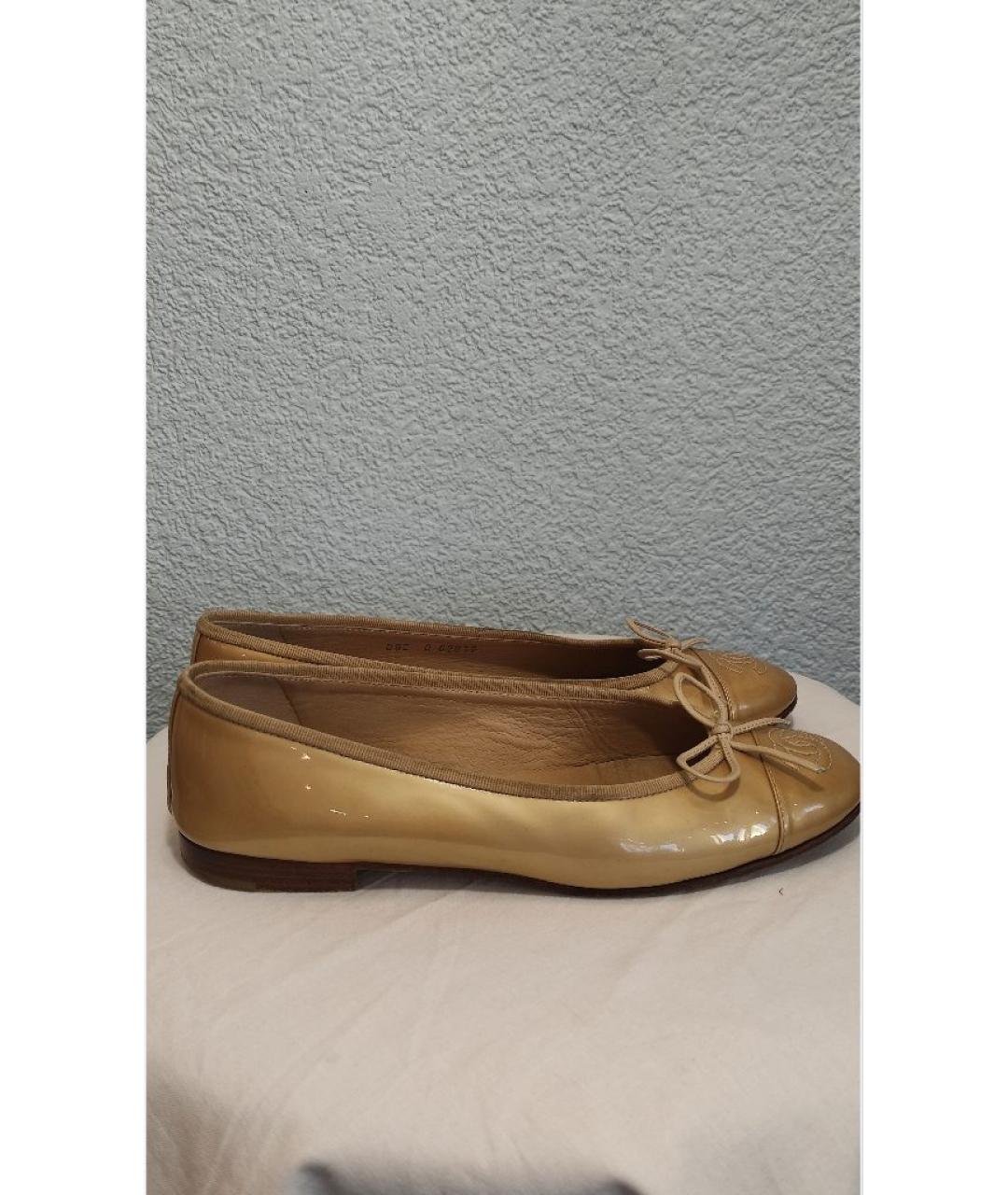 CHANEL Бежевые балетки из лакированной кожи, фото 7