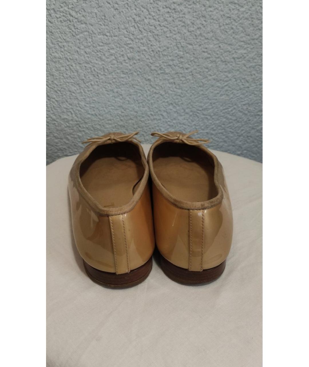 CHANEL Бежевые балетки из лакированной кожи, фото 4