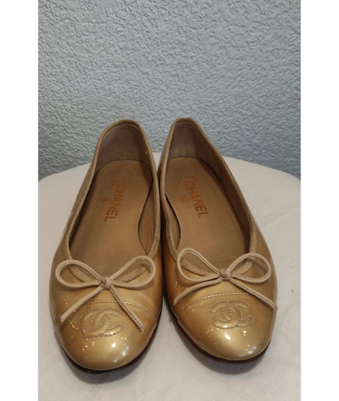 CHANEL Бежевые балетки из лакированной кожи, фото 2