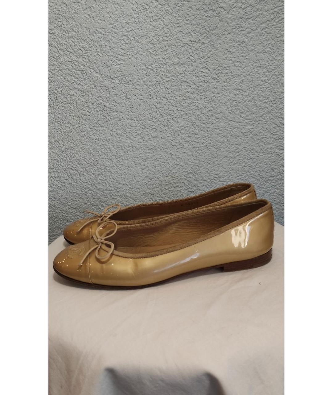CHANEL Бежевые балетки из лакированной кожи, фото 6