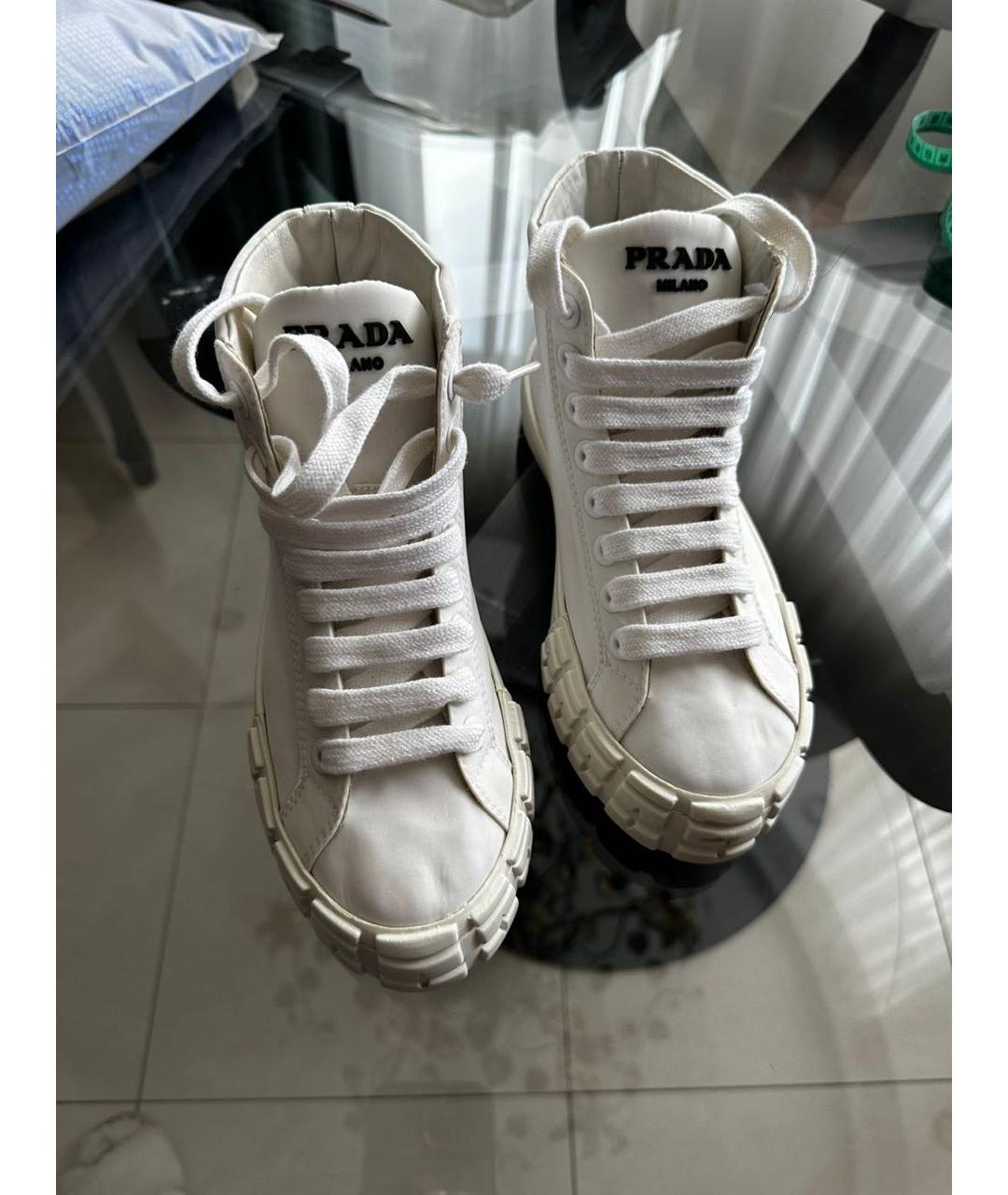 PRADA Белые текстильные кеды, фото 2