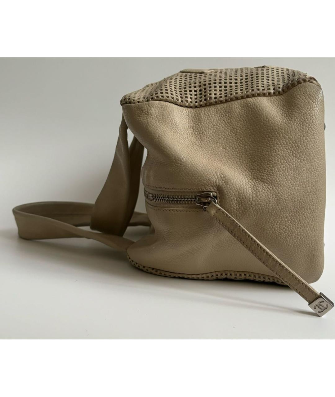 CHANEL Бежевая сумка с короткими ручками из лакированной кожи, фото 7