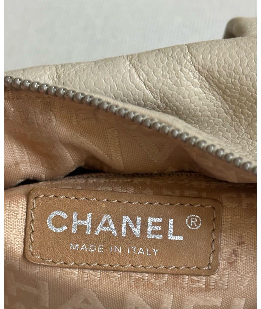 CHANEL Бежевая сумка с короткими ручками из лакированной кожи, фото 7