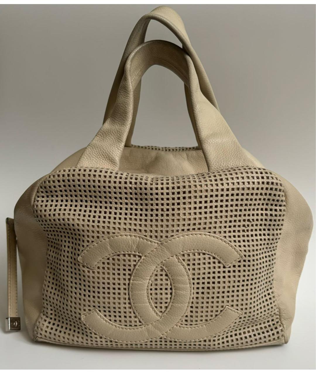 CHANEL Бежевая сумка с короткими ручками из лакированной кожи, фото 2