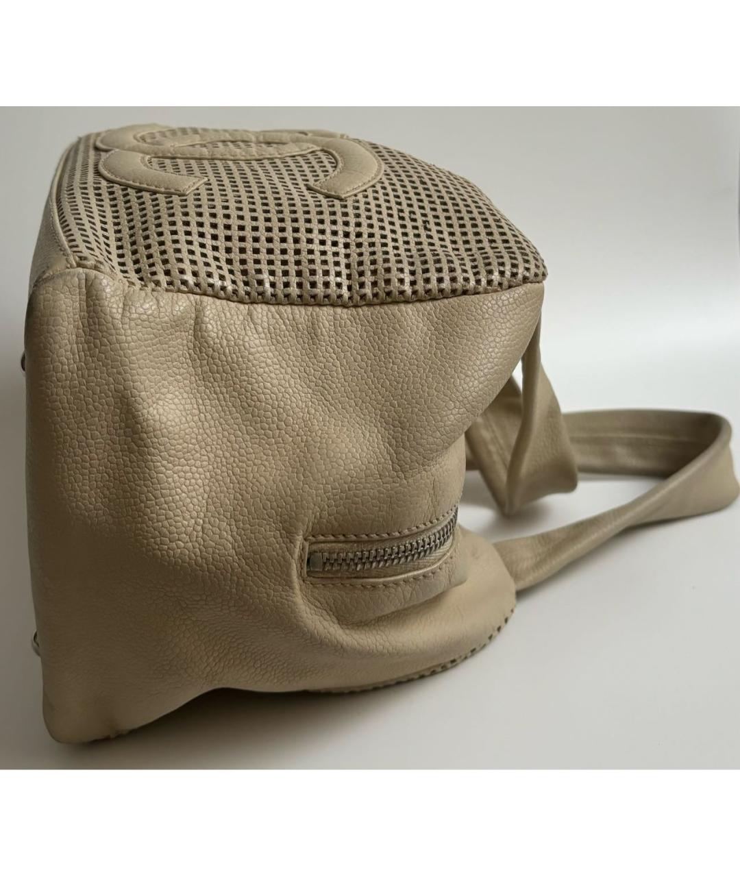 CHANEL Бежевая сумка с короткими ручками из лакированной кожи, фото 6