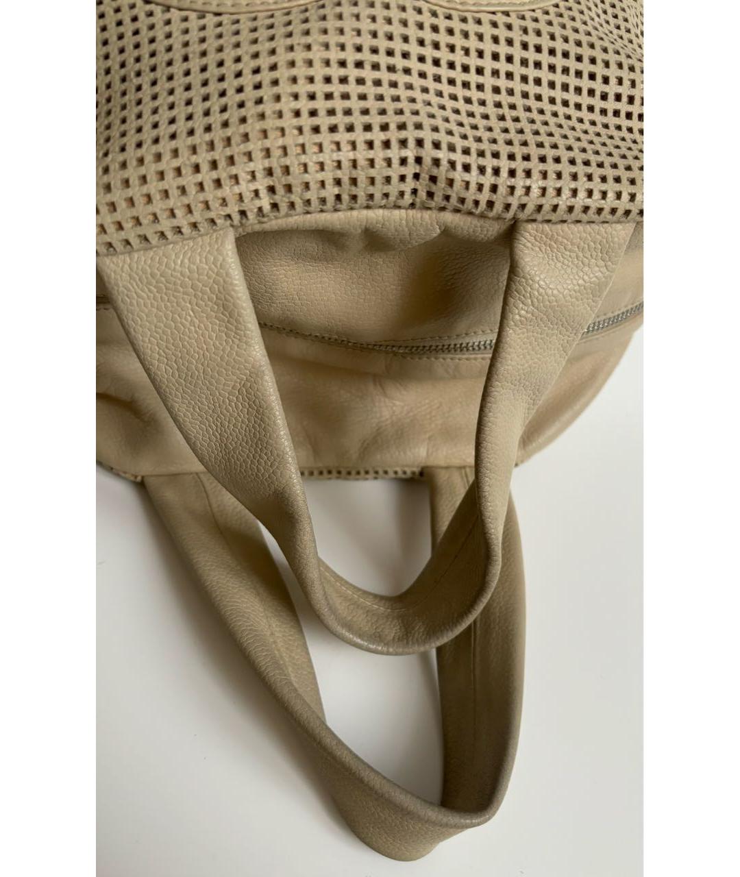 CHANEL Бежевая сумка с короткими ручками из лакированной кожи, фото 8