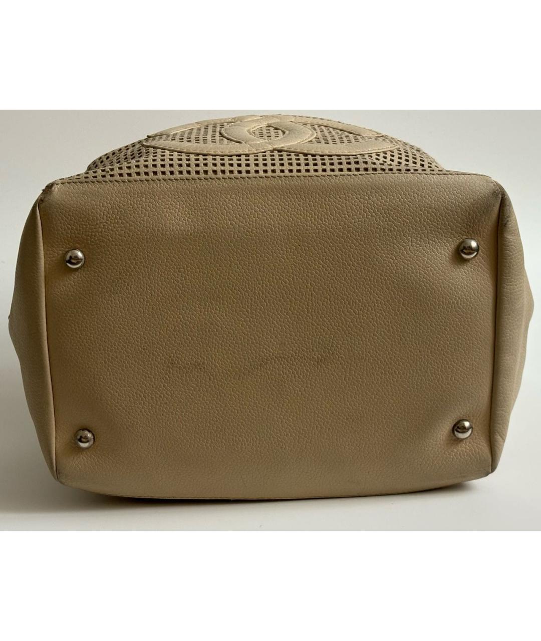 CHANEL Бежевая сумка с короткими ручками из лакированной кожи, фото 5