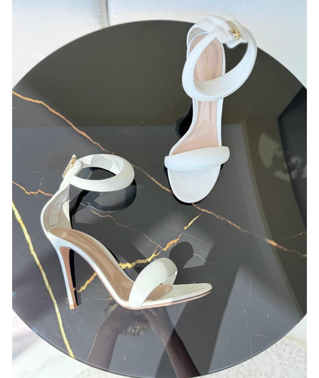 GIANVITO ROSSI Белые босоножки, фото 2
