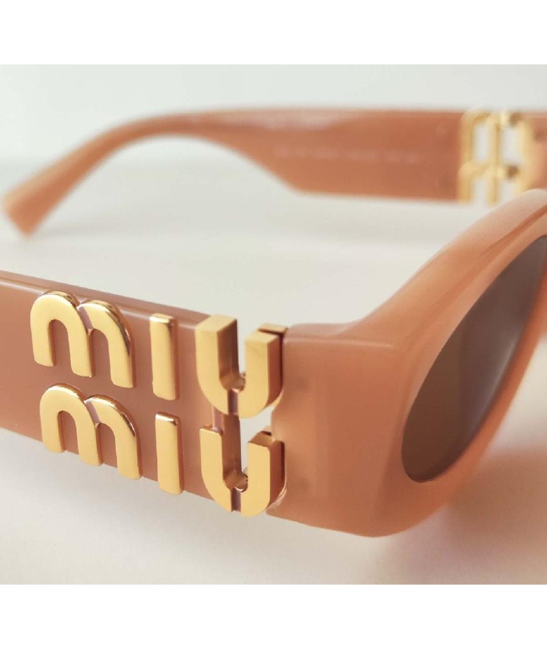 MIU MIU Бежевые пластиковые солнцезащитные очки, фото 3