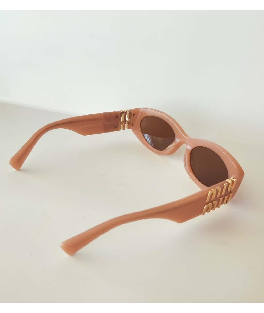 MIU MIU Бежевые пластиковые солнцезащитные очки, фото 7