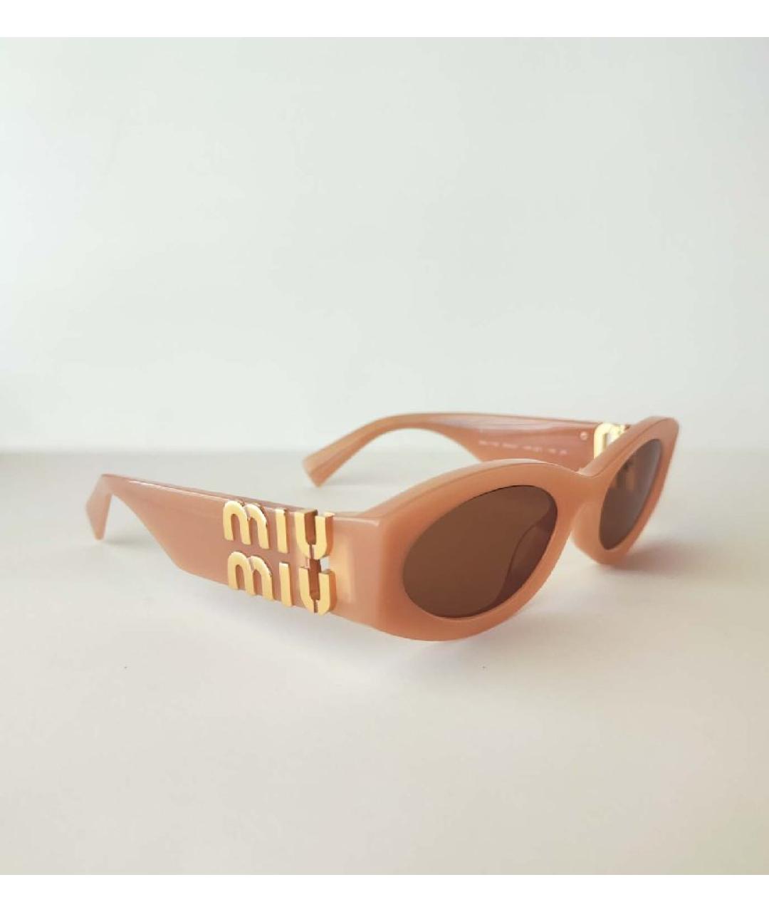 MIU MIU Бежевые пластиковые солнцезащитные очки, фото 2