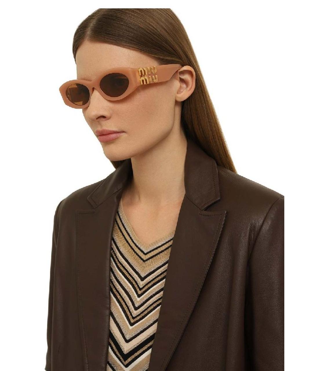 MIU MIU Бежевые пластиковые солнцезащитные очки, фото 9