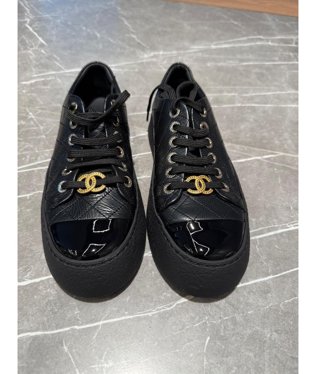 CHANEL Черные кеды из лакированной кожи, фото 2