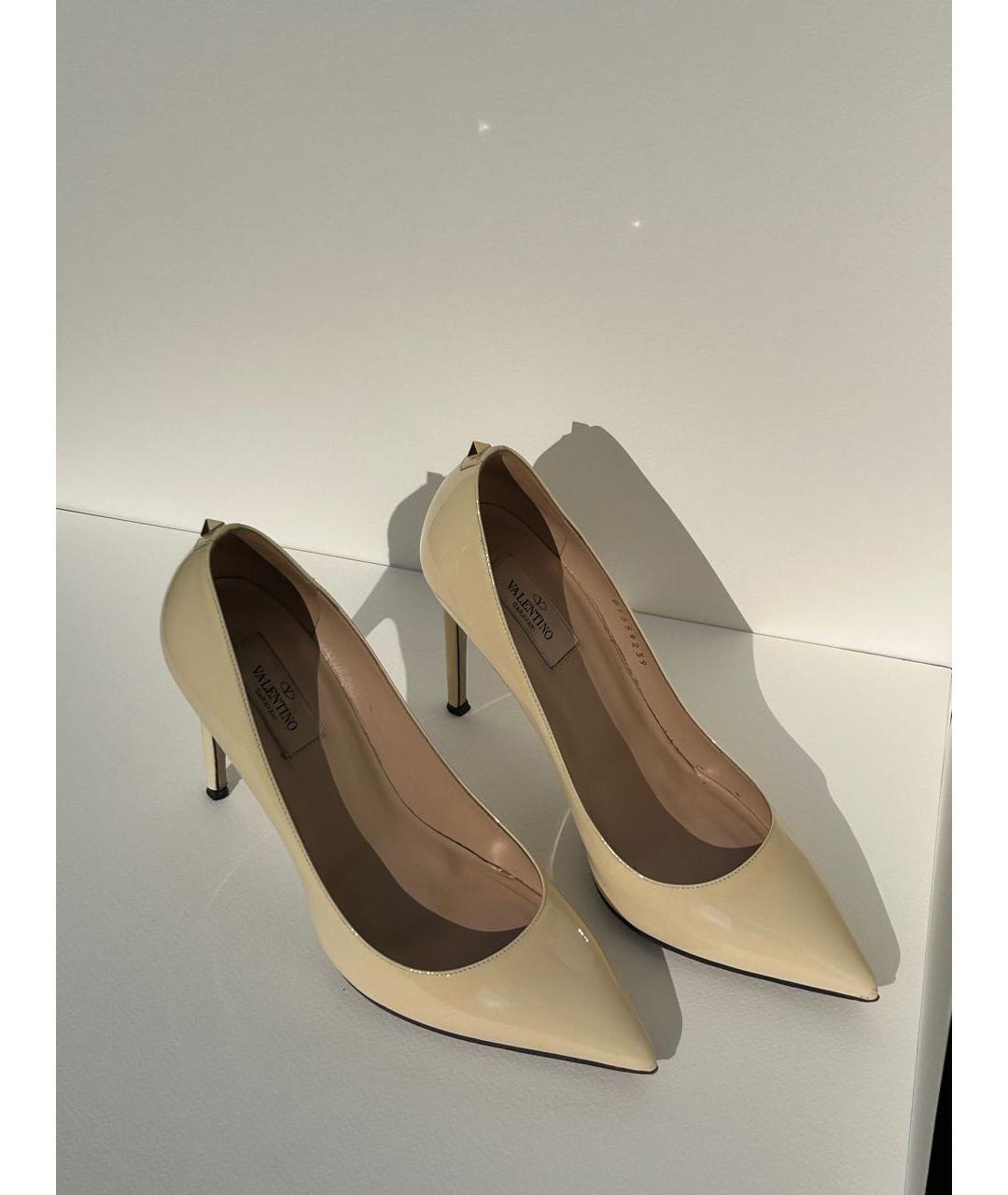 VALENTINO Бежевые туфли из лакированной кожи, фото 4
