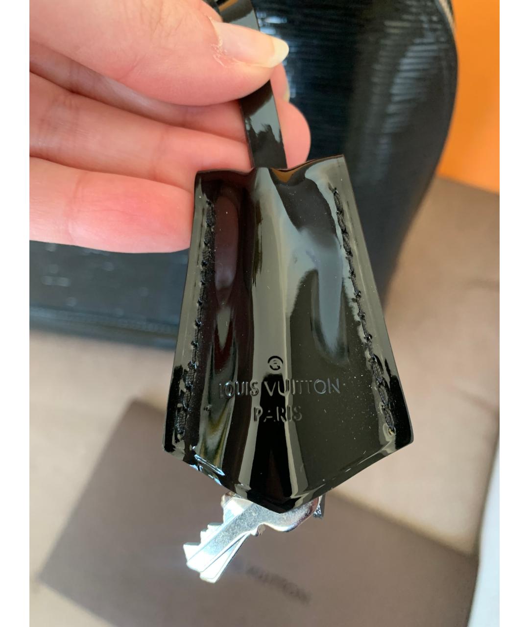 LOUIS VUITTON Черная кожаная сумка с короткими ручками, фото 3