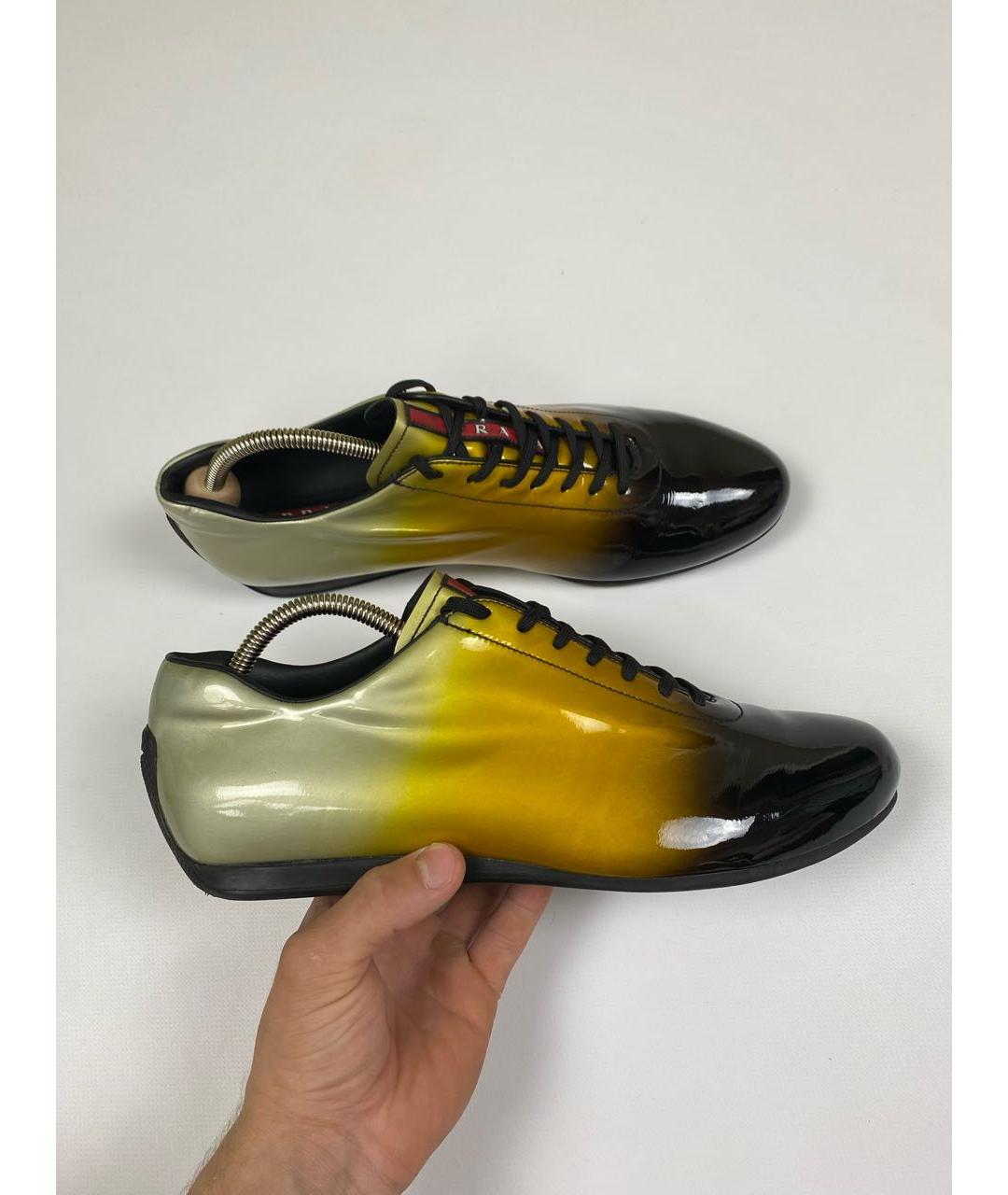 PRADA Горчичные низкие ботинки из лакированной кожи, фото 9