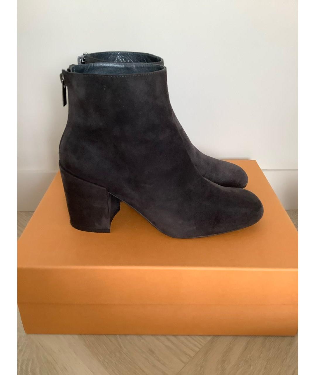 STUART WEITZMAN Серые замшевые ботильоны, фото 4