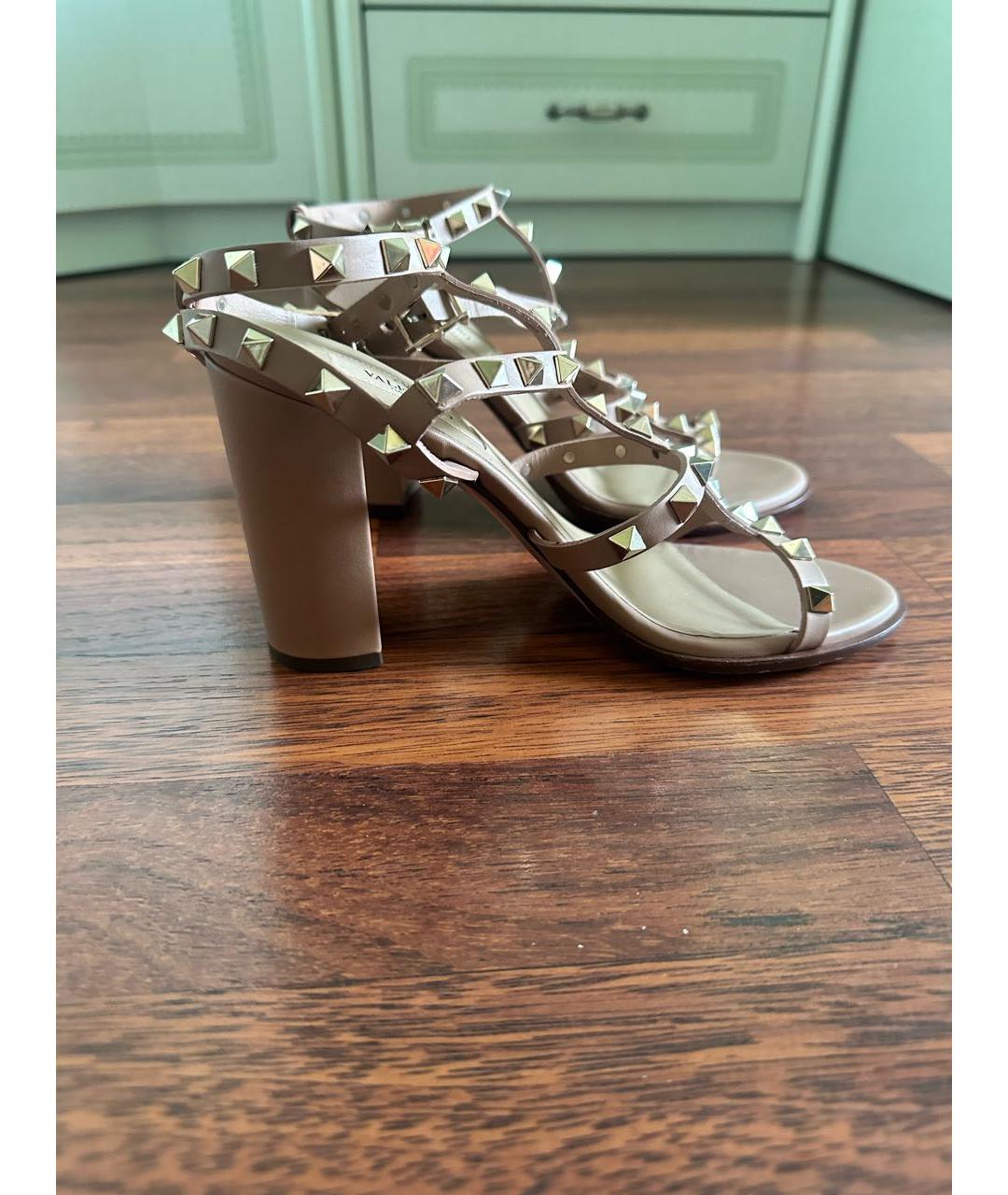 VALENTINO Бежевые кожаные босоножки, фото 3