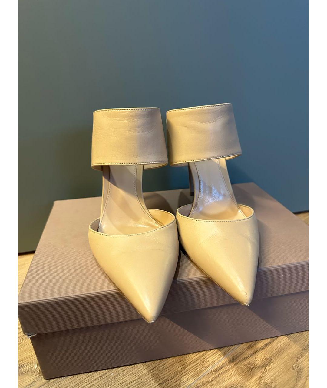 GIANVITO ROSSI Бежевые кожаные туфли, фото 3