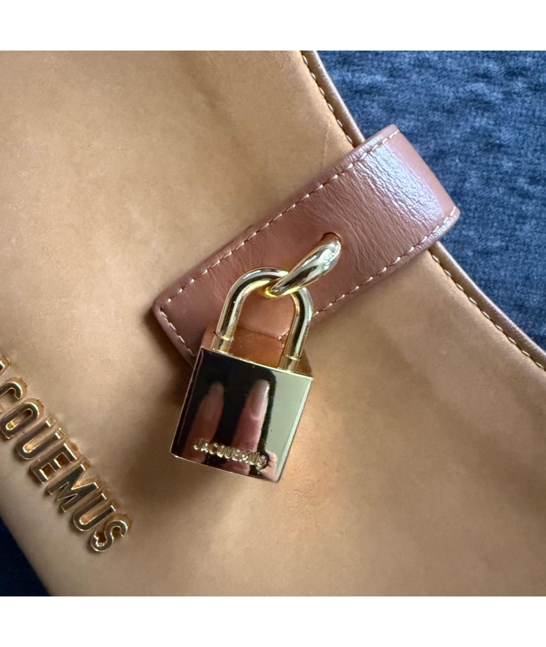 JACQUEMUS Коричневая замшевая сумка с короткими ручками, фото 5