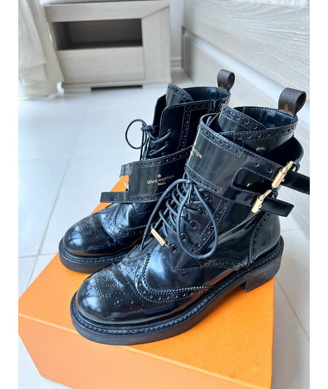 LOUIS VUITTON PRE-OWNED Черные ботинки из лакированной кожи, фото 8