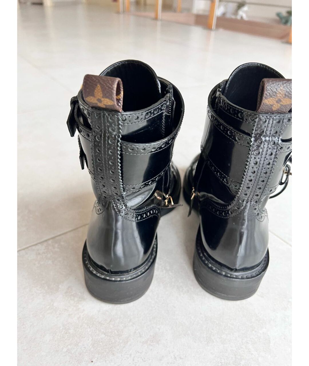 LOUIS VUITTON PRE-OWNED Черные ботинки из лакированной кожи, фото 4