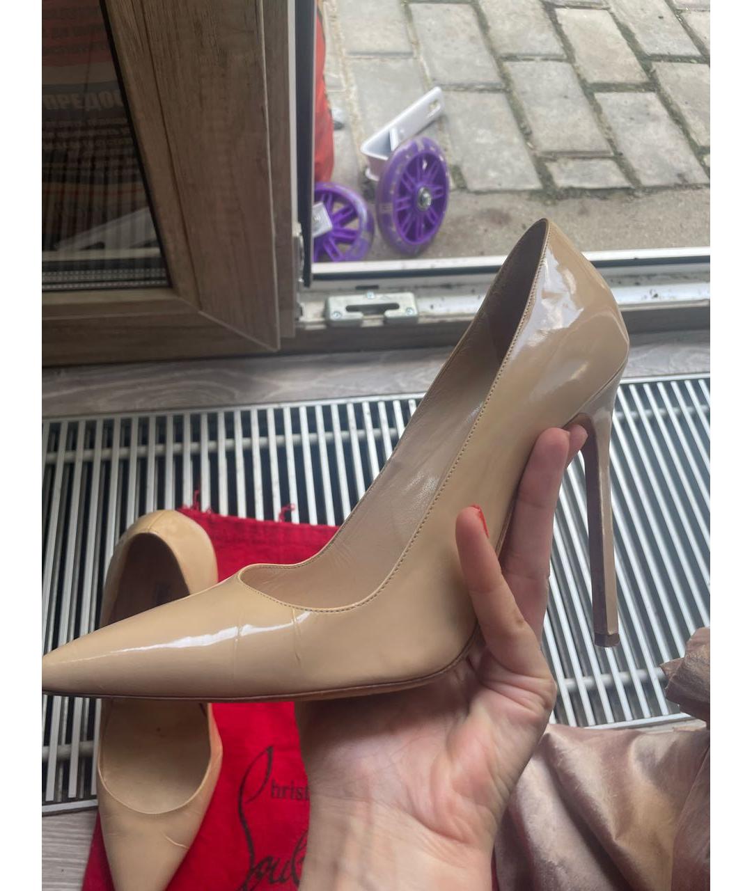 MANOLO BLAHNIK Бежевые туфли из лакированной кожи, фото 5