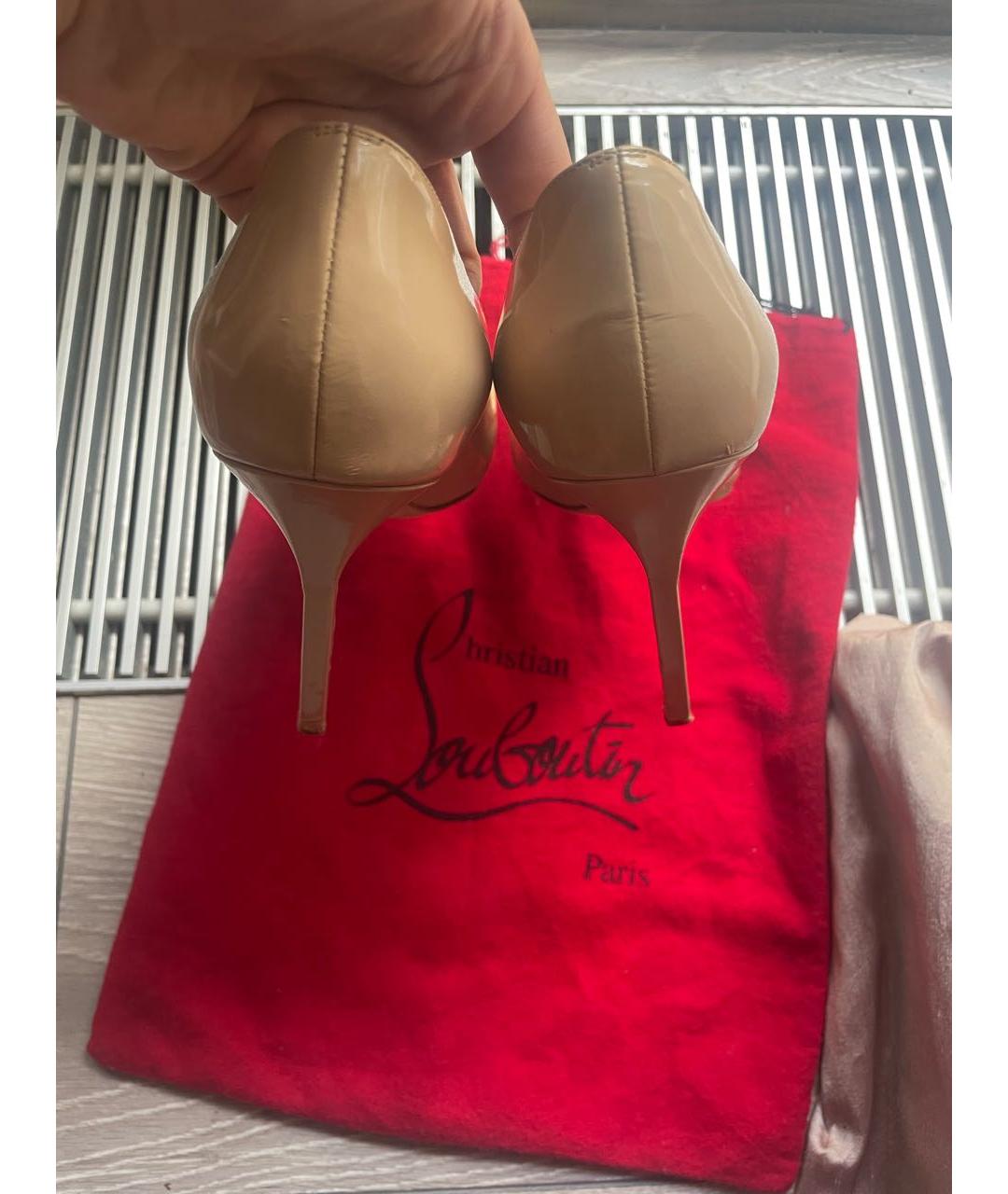 MANOLO BLAHNIK Бежевые туфли из лакированной кожи, фото 4
