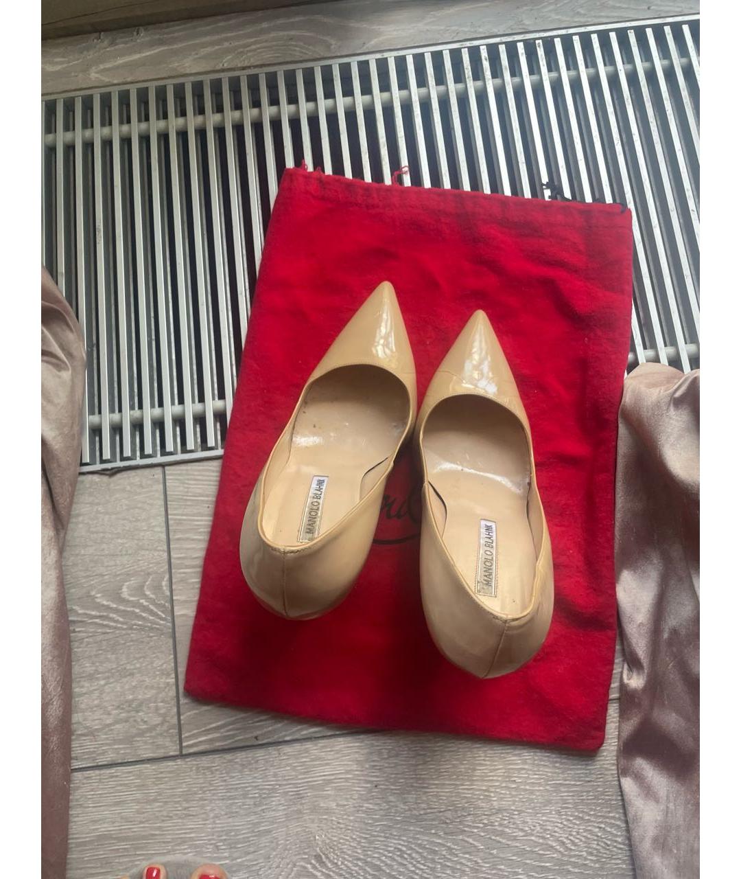 MANOLO BLAHNIK Бежевые туфли из лакированной кожи, фото 3