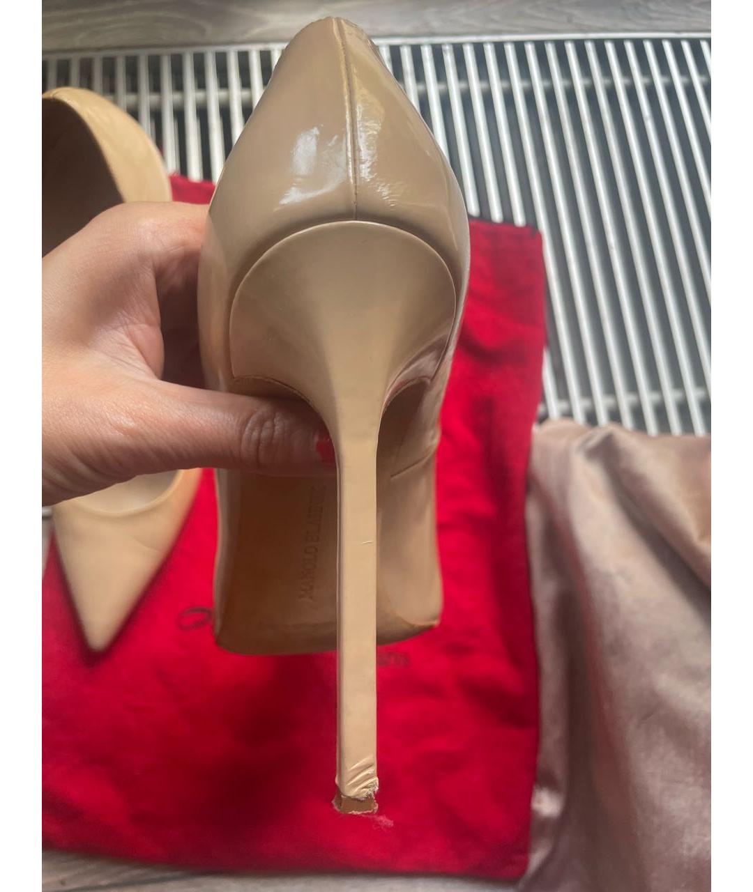 MANOLO BLAHNIK Бежевые туфли из лакированной кожи, фото 6