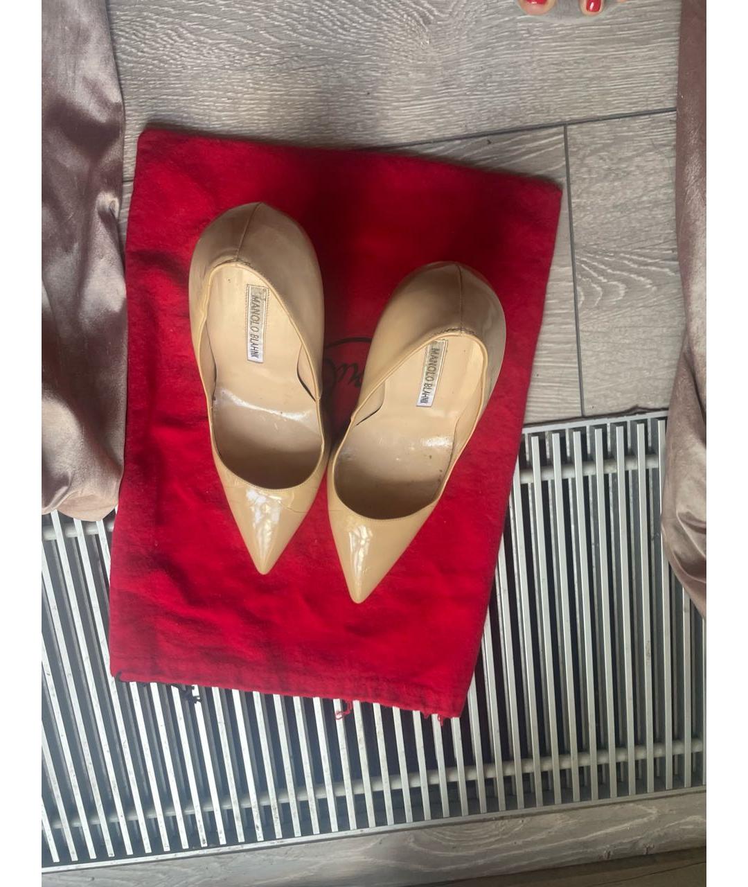 MANOLO BLAHNIK Бежевые туфли из лакированной кожи, фото 2