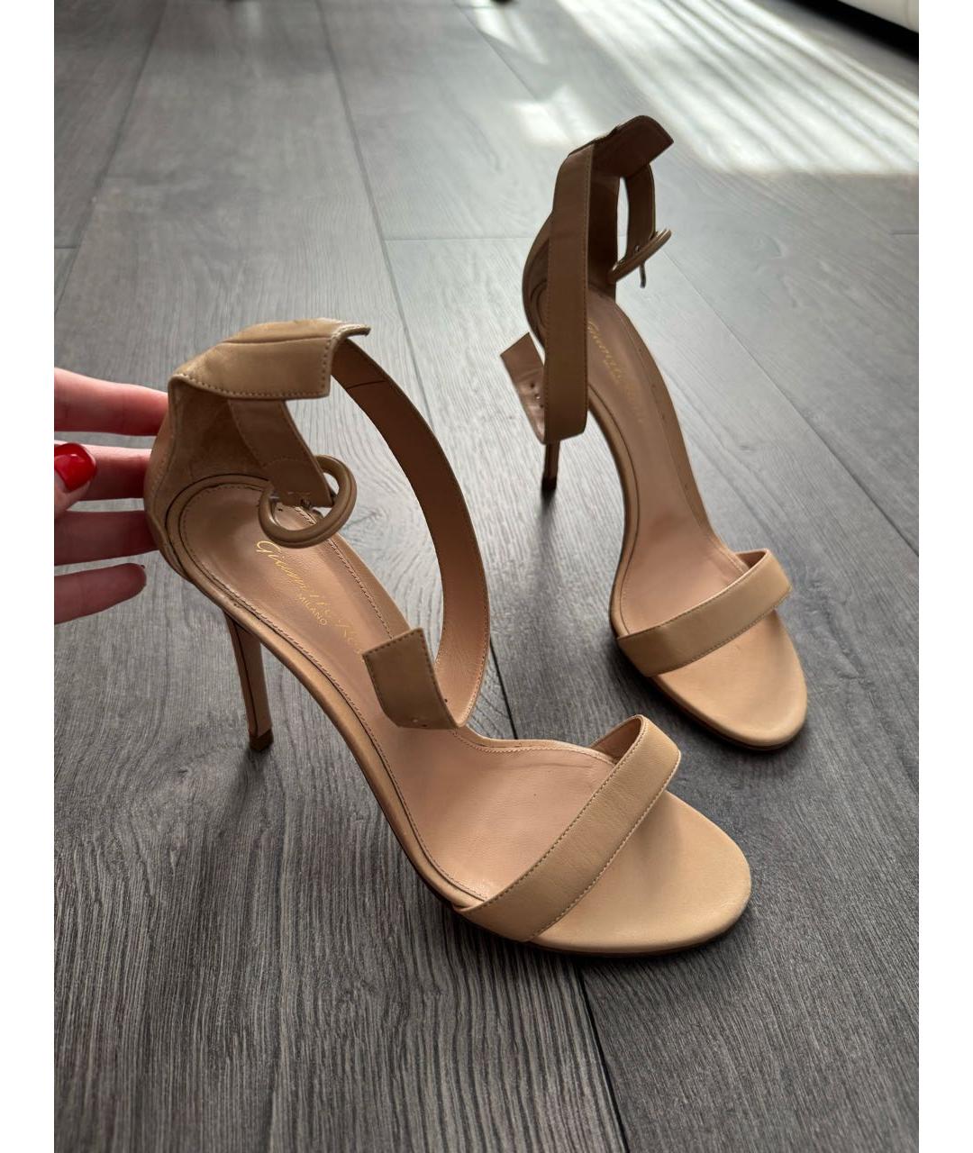 GIANVITO ROSSI Бежевые кожаные босоножки, фото 2